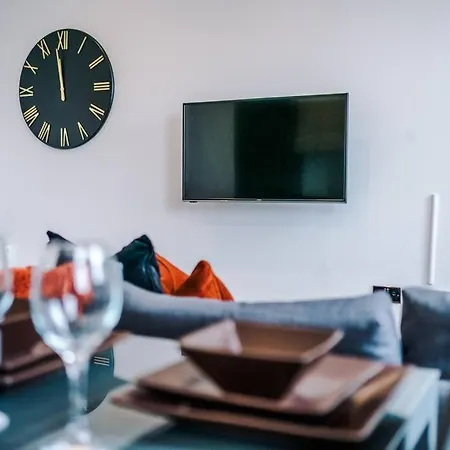 Stunning 2-Bedroom Apartment In Bolton Exterior photo